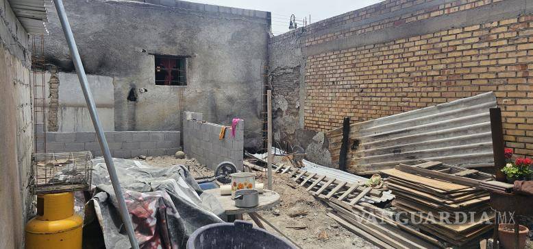 $!El incendio destruyó las habitaciones de la vivienda, por lo que la familia busca recuperar poco a poco un espacio seguro para vivir.