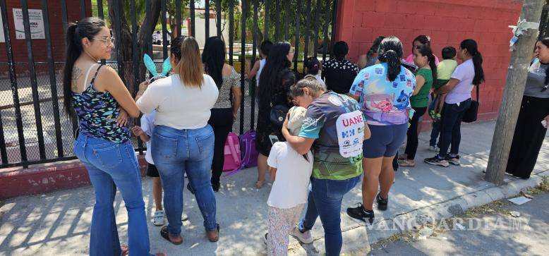 $!Los inconformes señalaron que han recurrido a la Secretaría de Educación de Coahuila para solicitar que se cubra la vacante en el plantel.