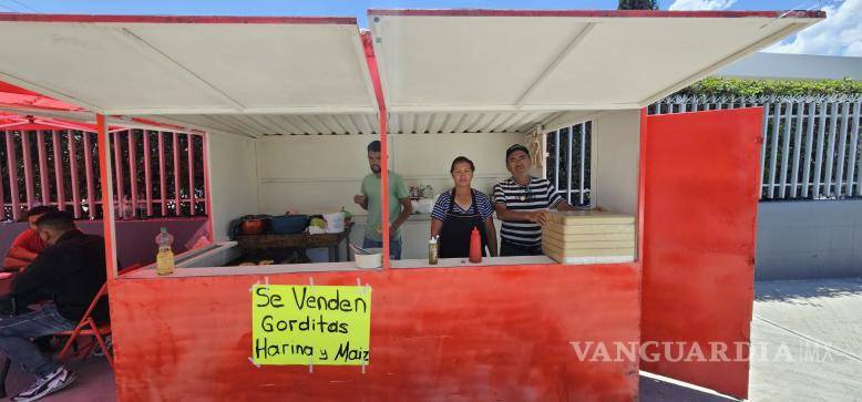 $!Con ayuda del municipio y de familiares, Araceli Serna y su familia recuperaron su estanquillo, el cual representa el principal sustento económico para tres integrantes del hogar.