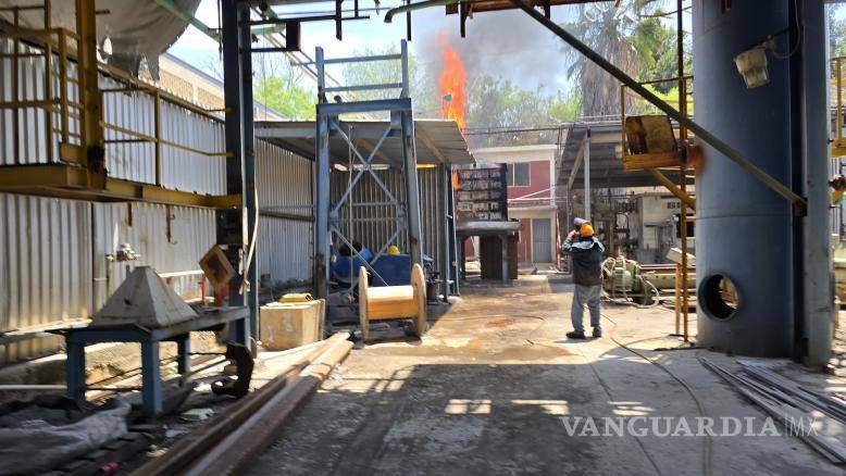 $!Durante el incidente, se activaron protocolos de evacuación preventiva en distintas áreas de la empresa, mientras los equipos de emergencia aseguraban el perímetro para evitar mayores afectaciones al personal y a las instalaciones.