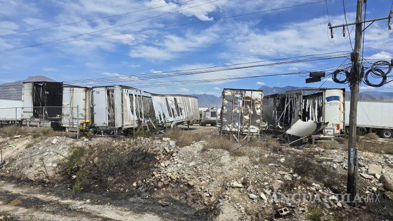 $!Fueron cinco las cajas de tráiler las dañadas por el fuego.