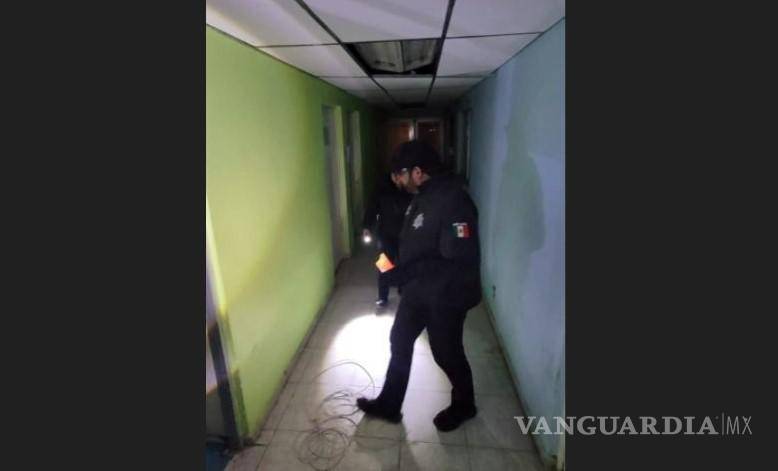 $!Los agentes armados llevaron a cabo un operativo pedestre dentro del centro médico.