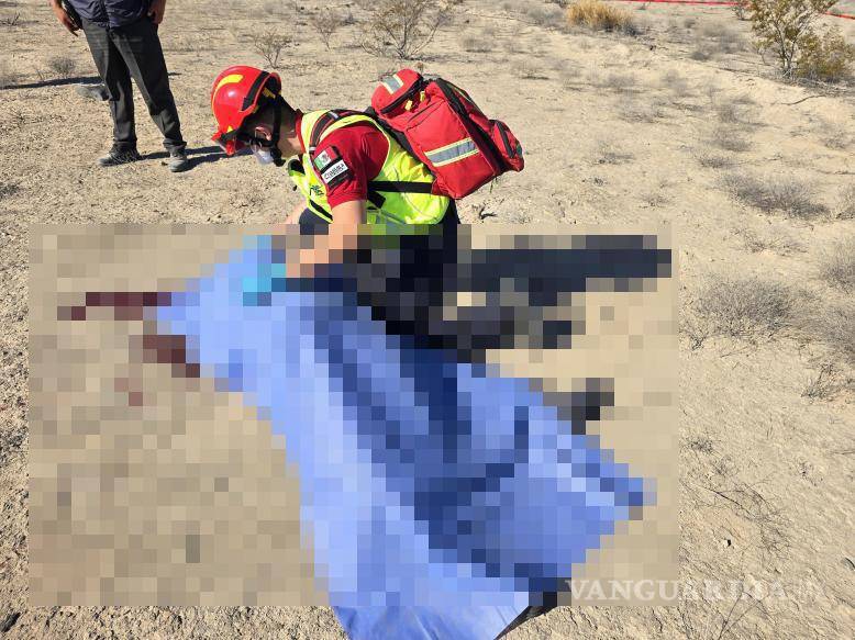 $!En el sitio fueron halladas dos personas sin vida, quienes presuntamente salieron proyectadas durante la volcadura.