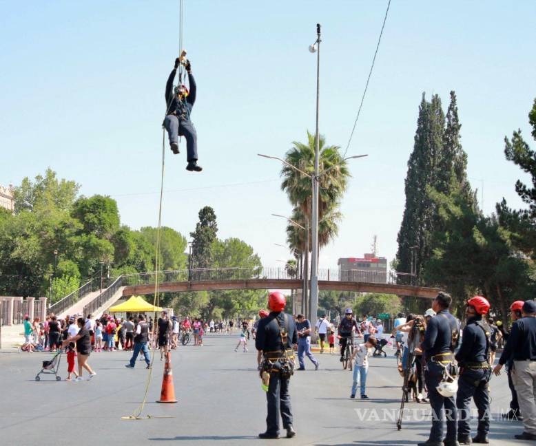 $!Los bomberos muestran cómo se utilizan las cuerdas en operaciones de rescate y progresión.