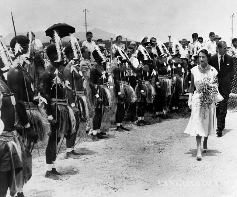 $!La reina Isabel II de Gran Bretaña y el príncipe Felipe en una ceremonia de bienvenida en el pueblo de Cairns, Australia, el 13 de marzo de 1954. AP