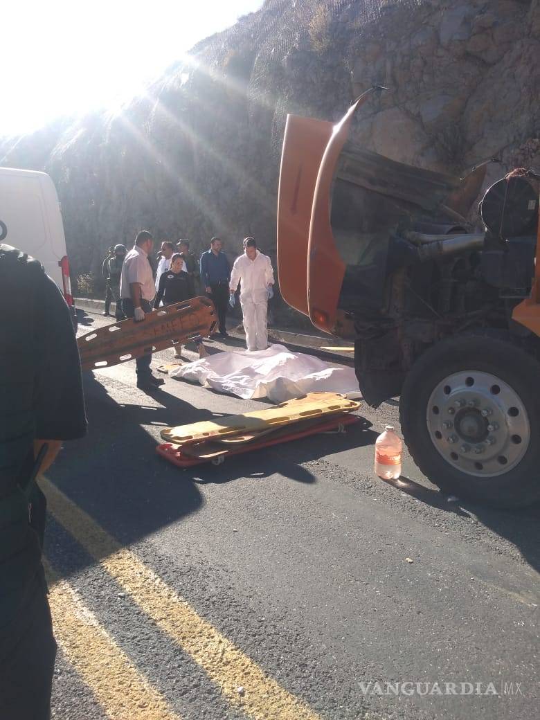 $!Seis muertos y 21 lesionados en choque de autobús y camión en la carretera Durango - Mazatlán