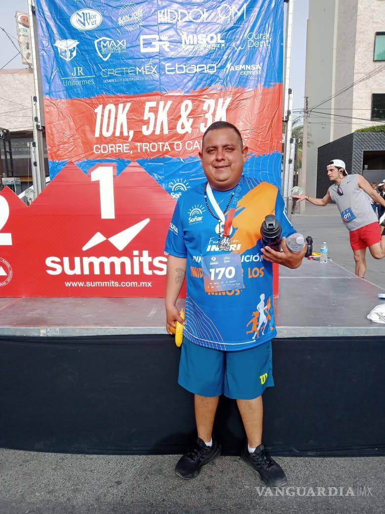 $!Javier comenzó su transformación en febrero, cuando pesaba 93 kilos y enfrentaba crisis hipertensivas; hoy, con 72 kilos, mantiene un estilo de vida activo y saludable gracias a la guía del programa del IMSS Coahuila.
