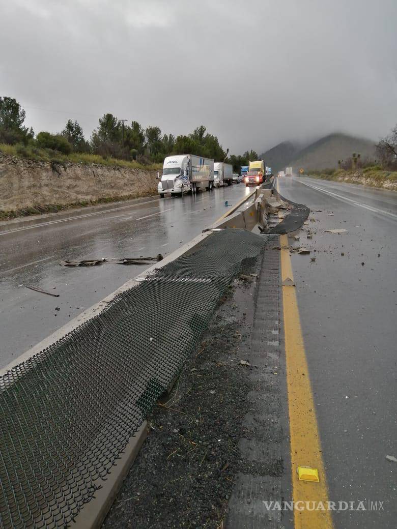 $!Cerrada la Carretera 57 por accidente de tráiler