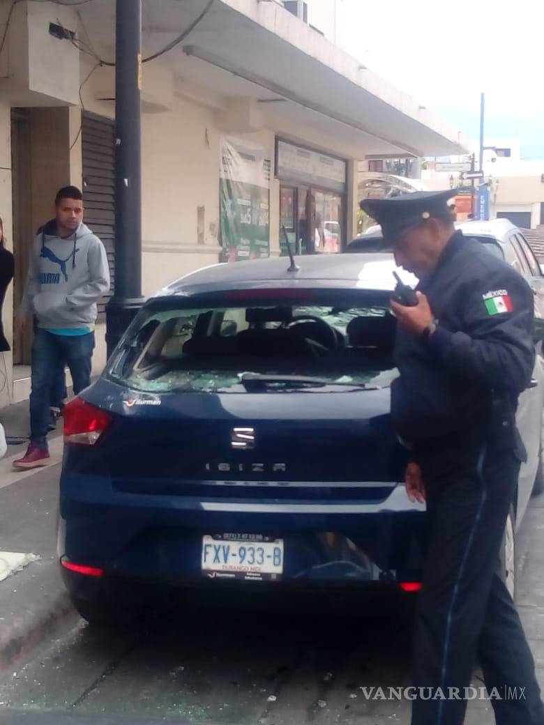 $!Fuertes vientos tumban parte de la fachada de un edificio en la zona Centro de Saltillo