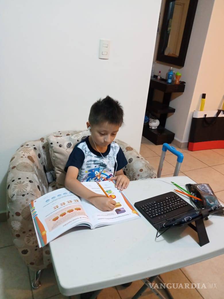 $!Madres de familia de Saltillo acondicionan su casa como salón de clases