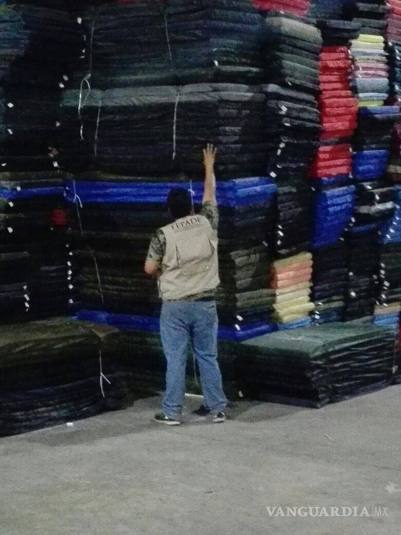 $!Con colchas y despensas intentaban comprar el voto en Coahuila; Fepade revienta bodega