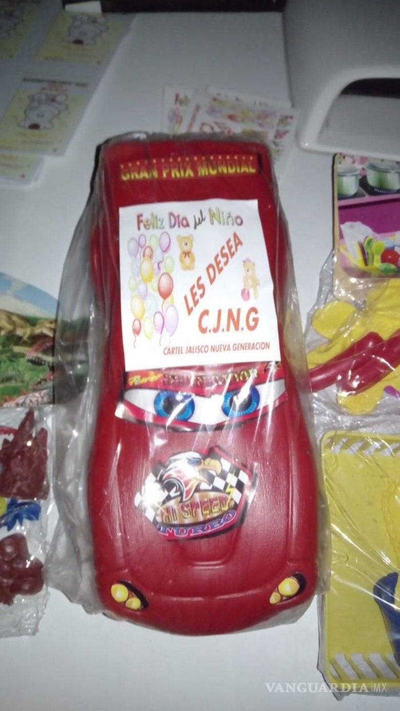 $!Feliz Navidad les desea, ¡El Mencho!... sicarios del Cártel Jalisco Nueva Generación reparten despensas a nombre de 'El Señor de los Gallos' (video)