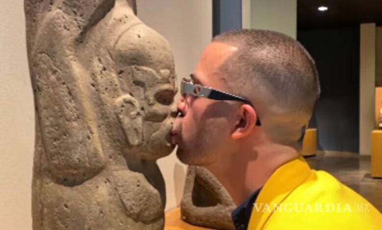 $!Artista besa y lame piezas arqueológicas del Museo Nacional de Antropología
