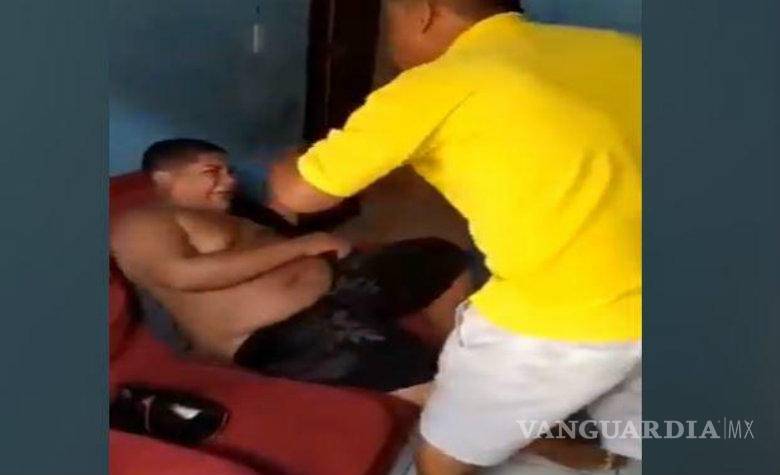 Lo golpea su padre tras verlo bailar con otro hombre (VIDEO)