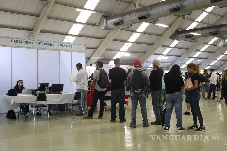 $!Jóvenes buscan oportunidades laborales durante la Feria Nacional de Empleo para la Juventud en Saltillo, con más de mil 200 vacantes disponibles.