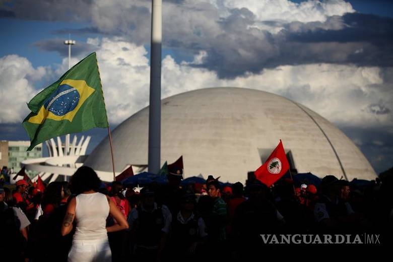 $!Si quieren juzgar a mi gobierno, que hagan elecciones: Rousseff