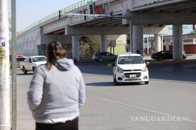 $!En los cruceros donde no haya semáforo ni agentes que regulen la circulación, los conductores harán alto para permitir el paso del peatón.