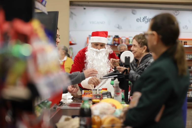 $!El disfraz de Santa Claus rompe barreras: clientes de Alsuper se emocionan al interactuar con los empacadores en esta temporada festiva.