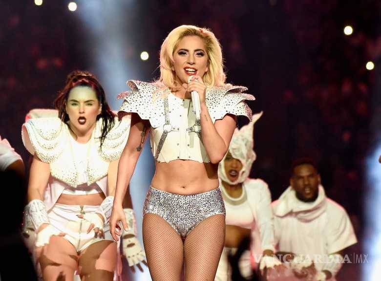 $!Lady Gaga triunfa con mensaje antirracista en Super Bowl 51
