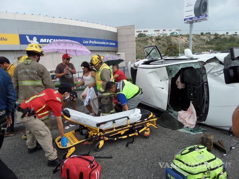 $!El accidente sobre el puente del periférico LEA y Felipe J. Mery provocó caos vial durante más de una hora.