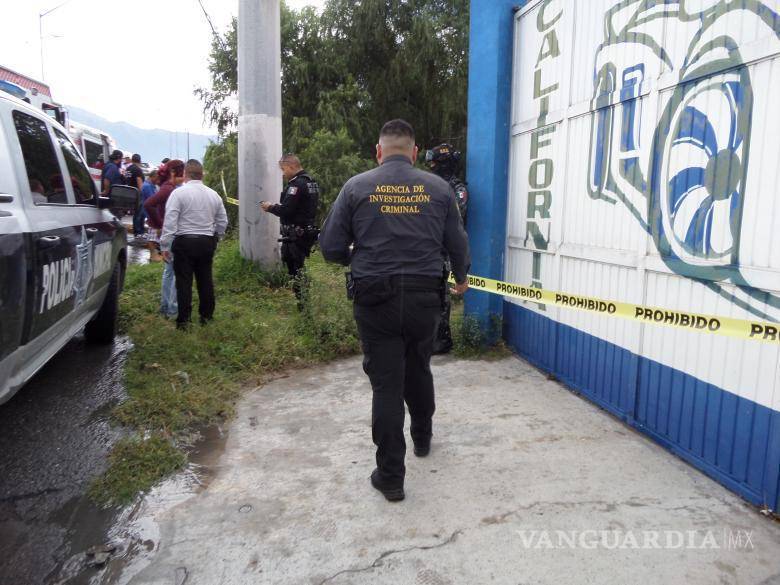 $!Servicios Periciales realizaron el levantamiento del cuerpo para su traslado al Semefo.