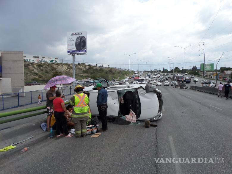 $!Agentes de Tránsito Municipal aseguraron al probable responsable y controlaron la circulación para evitar más incidentes.