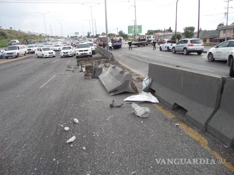 $!Los bloques de concreto proyectados por la colisión afectaron a tres vehículos y causaron una doble volcadura en el carril contrario.