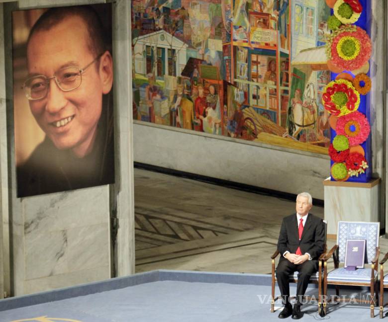 $!El presidente del Comité Nobel, Thorbjorn Jagland, se sienta junto a una silla vacía con la medalla y el diploma del Premio Nobel de la Paz en honor a Liu Xiaobo.