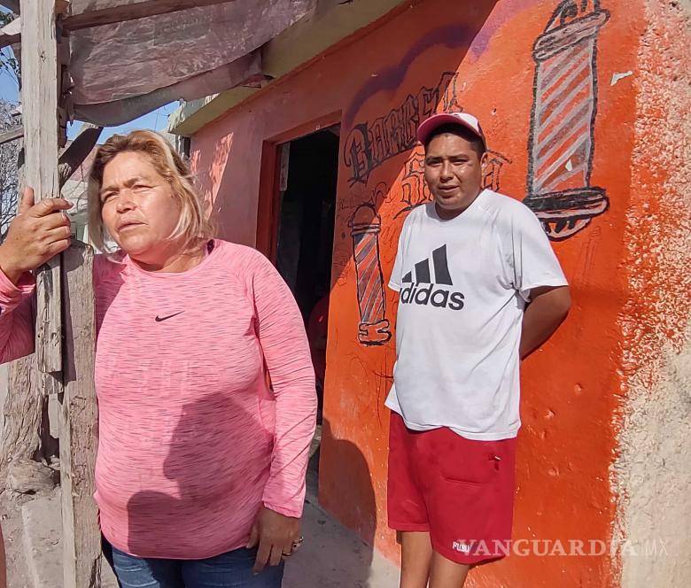 $!Ana declaró que tiene que recurrir a los taxis, pues el recorrido en transporte público le toma hasta una hora y su hijo “se altera”.