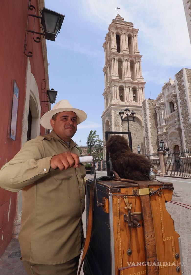 $!Agustín Cárdenas, viajero de la tradición, haciendo una pausa en su andar para recordar su vida como organillero.
