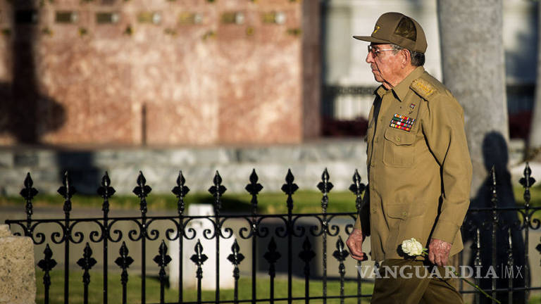 Raúl Castro rinde tributo ante la tumba de Fidel