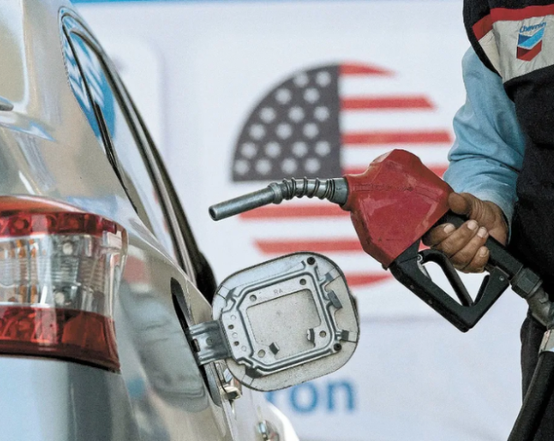 La subida de los precios está impulsada por el bloqueo de Estados Unidos e Irán en el estrecho de Ormuz, una ruta marítima clave por la que circulaba el 20% del suministro mundial de crudo.