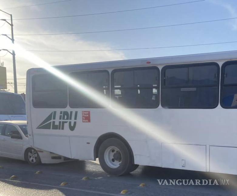 $!Ninguno de los conductores o pasajeros resultó herido, pero se originó un caos vial en el periférico LEA.