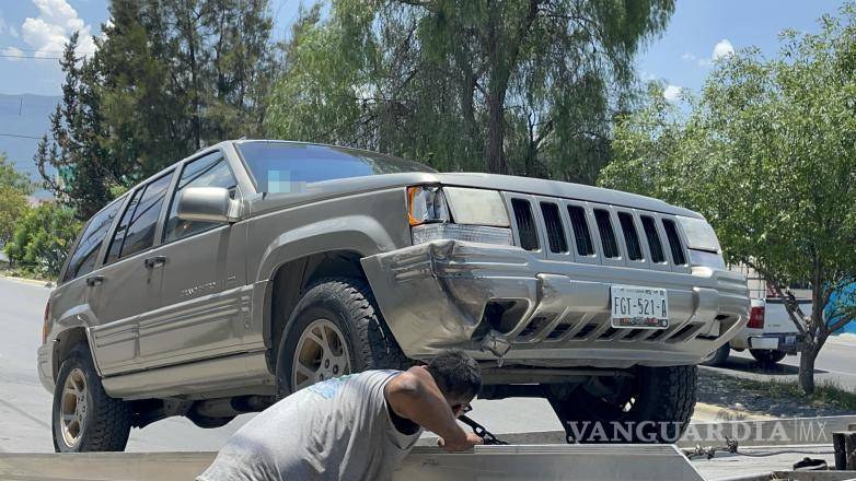 $!La camioneta Jeep Grand Cherokee, fue señalada como responsable del accidente, siendo removida del lugar por una grúa.