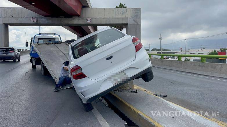 $!El conductor del vehículo accidentado relató cómo otro auto le cerró el paso, provocando que perdiera el control y terminara sobre el camellón en Saltillo.