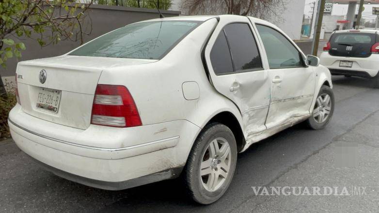 $!El Volkswagen Jetta resultó con daños en el costado tras el impacto con el Chevrolet Chevy.