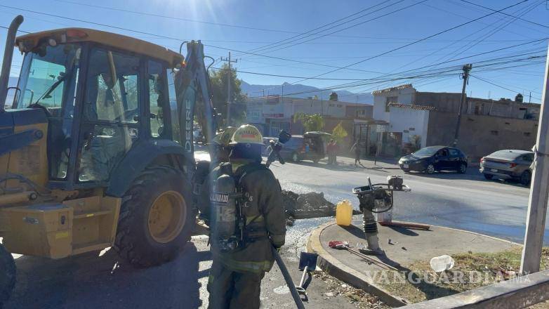 $!Elementos del Cuerpo de Bomberos acudieron al lugar para asegurar la zona.