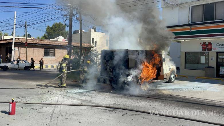 $!Trabajadores de la tienda de conveniencia y del camión de valores observaron y documentaron el incidente mientras se controlaba el fuego.