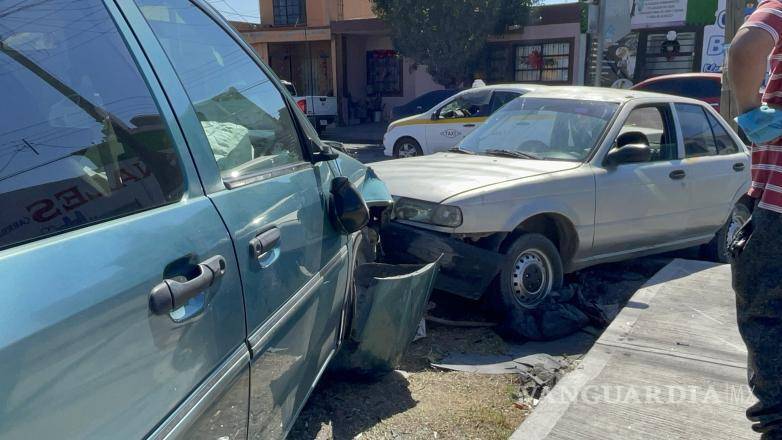 $!La colisión ocurrió en la mañana de este martes en la colonia Satélite Sur, dejando los vehículos averiados.