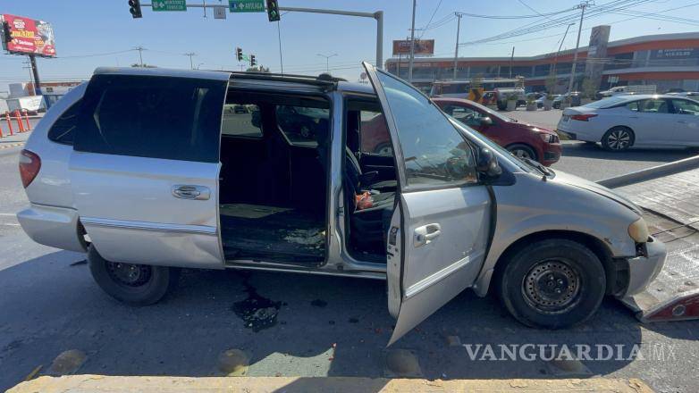 $!Elementos de Tránsito Municipal abanderaron el lugar mientras se retiraban las unidades.