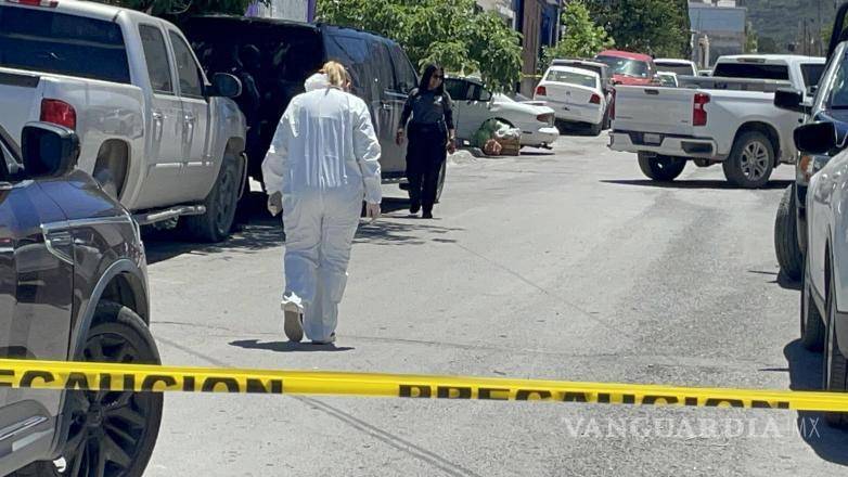 $!El área fue acordonada por autoridades mientras peritos de la Fiscalía General del Estado realizaban el levantamiento de indicios y las diligencias correspondientes en el lugar.