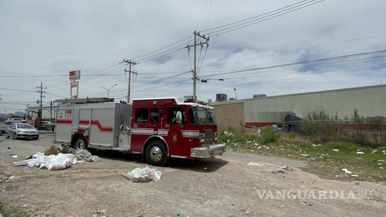 $!Elementos del cuerpo de bomberos se presentaron en el lugar para descartar riesgos.