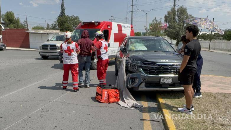 $!El motociclista fue llevado hasta la ambulancia de la Cruz Roja para recibir atención y ser valorado por los paramédicos.