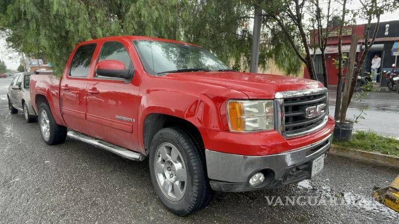 $!La camioneta GMC Sierra, conducida por Gustavo Encina Montes, de 24 años, quedó asegurada mientras las autoridades realizaban el procedimiento correspondiente; el conductor fue detenido y su vehículo remitido a un corralón municipal.