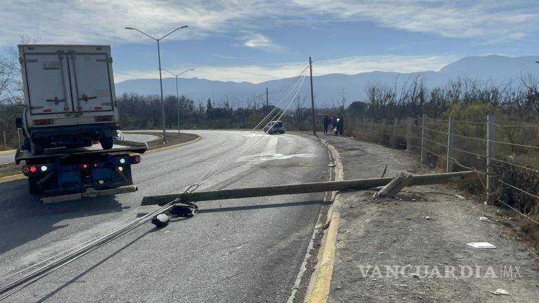 $!La camioneta de reparto terminó fuera de la vía luego de perder el control en la curva, causando el derribo del poste.