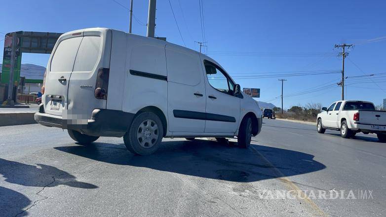 $!La camioneta quedó atorada en el paso a desnivel de Nazario Ortiz Garza, provocando una breve interrupción en la circulación.