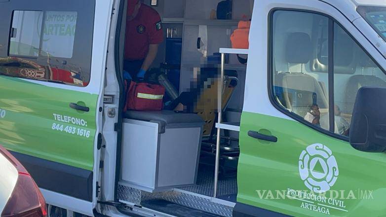 $!Paramédicos de Protección Civil y Bomberos de Arteaga atendieron a la conductora en el lugar del accidente.