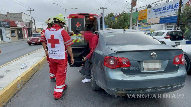 $!El joven motociclista se retiró con la conductora del vehículo para recibir atención médica tras el accidente.