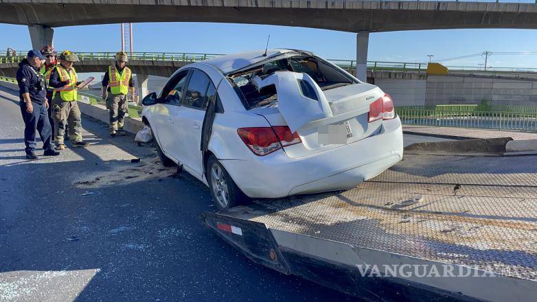 $!Elementos de Tránsito Municipal acudieron al sitio para tomar conocimiento del accidente.