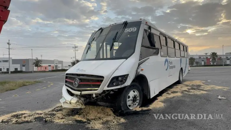 $!De acuerdo con testigos, el camión de transporte de personal salió del parque industrial Advance para incorporarse al libramiento.